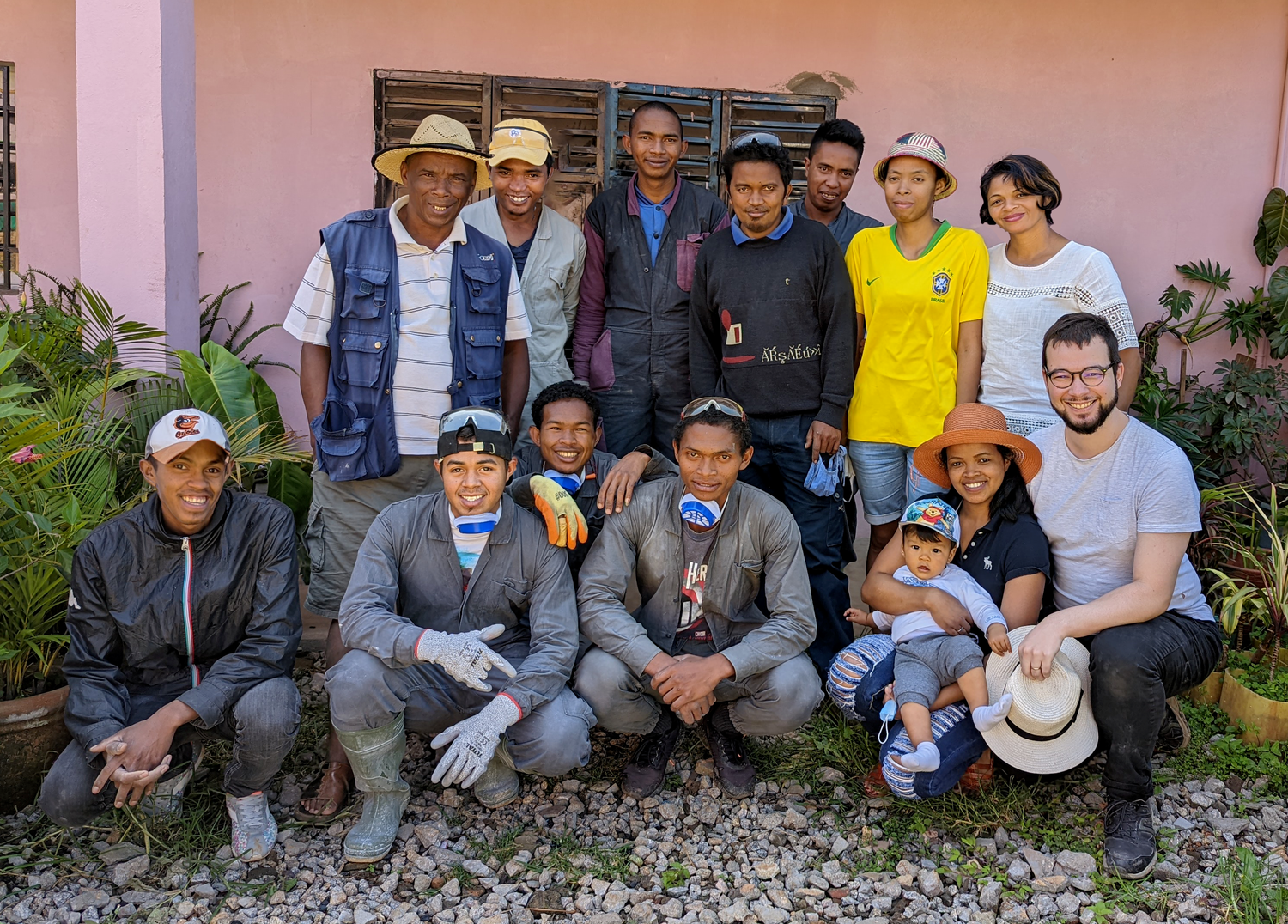 Eusice Equipe artisan lapidaire de l'atelier à Madagascar